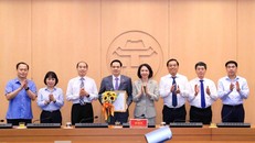 Lãnh đạo thành phố, các sở ngành và Ban Giám đốc Sở Y tế Hà Nội chúc mừng Phó Giám đốc Sở Y tế.
