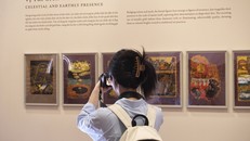 Du khách thưởng lãm tại không gian nghệ thuật