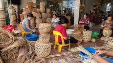Một gia đình, nhiều thế hệ giữ nghề mây tre đan