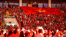 Quốc kỳ được khán giả chuyền tay nhau quanh sân vận động trong chương trình Tổ quốc trong tim. (Ảnh minh họa)