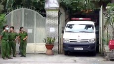 Công an có mặt khám nghiệm hiện trường, điều tra nguyên nhân tử vong của người đàn ông trong khách sạn.