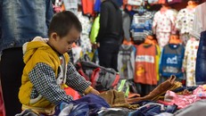 Nhiều em bé cũng được bố mẹ đưa đi chọn quần áo mùa đông.