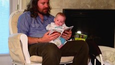 Người mẹ qua đời khi sinh nở để lại món quà vô giá cho con