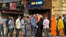 Người Ấn Độ xếp hàng dài trước ngân hàng vì thiếu tiền