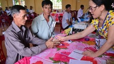 UBND huyện Vĩnh Linh tổ chức chi trả tiền bồi thường cho người dân. Ảnh: VGP/Minh Trang