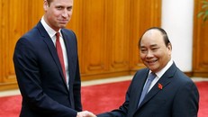 Hoàng tử William bắt tay với Thủ tướng Nguyễn Xuân Phúc. Ảnh: Reuters