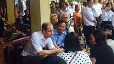 Hoàng tử William ngồi trò chuyện tại quán cà phê Aha. Ảnh: Văn Việt