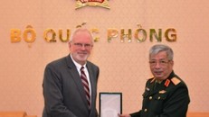 Thượng tướng Nguyễn Chí Vịnh trao quà lưu niệm cho ông David Shear.