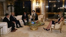 Ivanka Trump (phải) ngồi họp trong cuộc trao đổi giữa tổng thống Mỹ đắc cử Donald Trump (thứ hai từ trái sang) và Thủ tướng Nhật Bản Shinzo Abe (thứ ba từ trái sang) tại Tháp Trump, Manhattan, New York, ngày 17/11. Ảnh: Reuters.