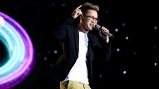 Thí sinh Lê Thiện Hiếu trình bày ca khúc Ông bà anh trong cuộc thi Sing My Song .