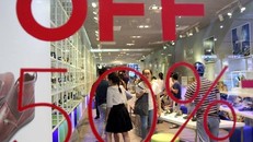 Khác với mọi năm, các trung tâm thương mại ít tổ chức chương trình đón Black Friday rầm rộ. Ảnh: Lê Quân.