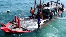 Tàu của ngư dân Đồng bị chìm trong quá trình lai dắt về đất liền. Ảnh: Cắt từ clip ngư dân cung cấp.