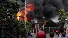 Cuộn khói đen bao trùm khu vực.