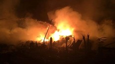 Lửa bôc lên dữ dội từ vụ cháy.