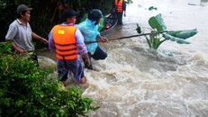 Lũ chồng lũ tràn về huyện Đức Phổ gây ngập nhiều tuyến đường, khu dân cư. Ảnh: Minh Hoàng.