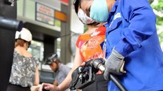 Giá xăng tăng thêm 300 đồng một lít từ 19h tối 5/12