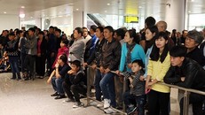 Mỗi ngày sẽ có khoảng 3.000 Việt kiều về quê ăn Tết. Ảnh: A.Tuấn.