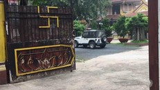 Cảnh sát khám nghiệm hiện trường trong chùa.