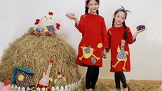 Khác với những mẫu áo dài truyền thống thường khiến các bé có phần "già dặn" hơn thì những mẫu áo dài cách tân trong BST Ò Ó O lại mang lại vẻ nhí nhảnh, năng động và đáng yêu vô cùng cho các bé.