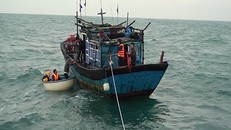 Lực lượng biên phòng dùng thuyền thúng để ứng cứu các nhà khoa học trên tàu cá chết máy. 