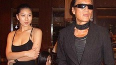 Tạ Hiền và bạn gái kém 49 tuổi. Cô còn ít hơn Vương Phi 16 tuổi. Ảnh: On.