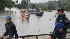 Đường ĐT 609 về xã Đại Lãnh, Đại Hưng bị chia cắt, người dân dùng thuyền vận chuyển phương tiện.