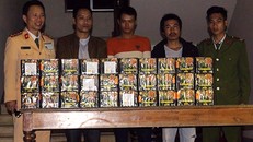  3 người đàn ông dùng ôtô vận chuyển pháo lậu để bán kiếm lời. Ảnh: Văn Ba