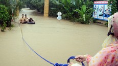 Người dân xã An Hiệp giải cứu trẻ mầm non trong cơn lũ ngày 13/12. Ảnh: A.X