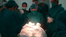 Mổ cấy điện cực ốc tai tại Bệnh viện Tai Mũi Họng TP HCM. 