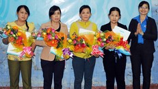 4 cô giáo nhận bằng khen từ cơ quan chức năng. 