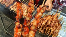 Thịt xiên nướng được bán vào buổi chiều tại các quán nhỏ vỉa hè dọc đường Hà Nội. Những miếng thịt lợn được xiên vào que, tẩm ướp gia vị, bôi chút mật ong lên rồi nướng trên than củi. Giá mỗi xiên vào khoảng 5.000 - 8.000 đồng