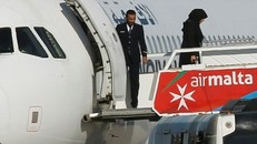 Những hành khách đầu tiên bước xuống từ chiếc Airbus A320.