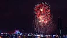 Pháo hoa đã trở thành đặc sản của Đà Nẵng với cuộc thi trình diễn pháo hoa quốc tế 2 năm tổ chức 1 lần. Ảnh: Nguyễn Đông.
