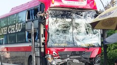  Đầu ôtô giường nằm hư hỏng sau cú tông mạnh vào đuôi ôtô chạy trước. Ảnh: Phúc Hưng.