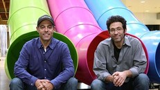  Hai anh em Gregg và Evan Spiridellis tại trụ sở công ty ở Los Angeles. Ảnh: CNBC