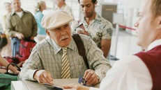  Những nhân viên đại lý du lịch luôn phải kiên nhẫn để chiều lòng khách hàng. Ảnh: azcentral.