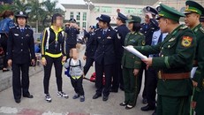 Sáng 6/1, Đồn Biên phòng Cửa khẩu Quốc tế Móng Cái và Công an TP Móng Cái phối hợp tiếp nhận cháu K. trở về trong vòng tay của mẹ.