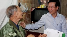 Ông Võ Văn Thưởng, Trưởng ban Tuyên giáo Trung ương, trao quà Tết cho người nghèo Quảng Ngãi. Ảnh: Minh Hoàng.