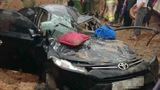 Ôtô Vios bẹp dúm sau khi bị xe container đè lên.