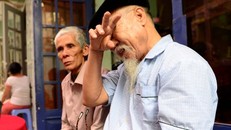 Ông Rợn (trái) và ông nội của Hằng (phải) khóc thương cháu gái. Ảnh: Thanh Tùng.