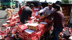 Khoảng 12h30 tại Km 9, quốc lộ 22, đoạn trước Công ty thoát nước đô thị xã Tân Hiệp, huyện Hóc Môn, TP. HCM, xe tải chở nước ngọt do tài xế Nguyễn Thế Duy điều khiển từ đường Lý Thường Kiệt, quận 10, hướng về Gò Dầu, huyện Củ Chi, đã bị lật.