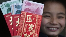  Nhu cầu tiền mặt cận Tết của người Trung Quốc đang lên rất cao. Ảnh: China Daily