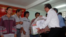 Phó thủ tướng Trương Hòa Bình tặng quà cho bà con bị cháy nhà.