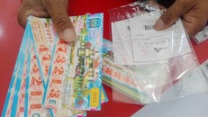 Vé Vietlott in sẵn bị phát hiện bán dạo cùng với vé XSKT truyền thống tại Cà Mau. 