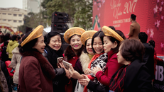 Cư dân Vinhomes xúng xính áo dài dự hội Xuân.