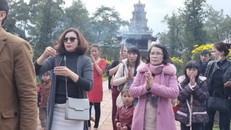 Dịp tết năm nay thời tiết 3 miền đều đẹp. Trong ảnh: một gia đình đi lễ chùa Thiên Mụ (Huế) sáng sớm mùng 1 tết 2016.