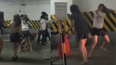  Các cô gái của hai nhóm lao vào đánh nhau. Ảnh: Cắt từ clip