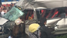 Xe du lịch móp méo phần đầu. 