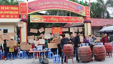 Nhiều tiểu thương tập trung trước cổng Chợ làng gốm cổ Bát Tràng để phản đối việc đóng cổng chợ.