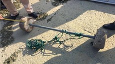  Cặp tạ công an cho rằng du khách nước ngoài buộc vào chân để tự tử. Ảnh: Minh Cương